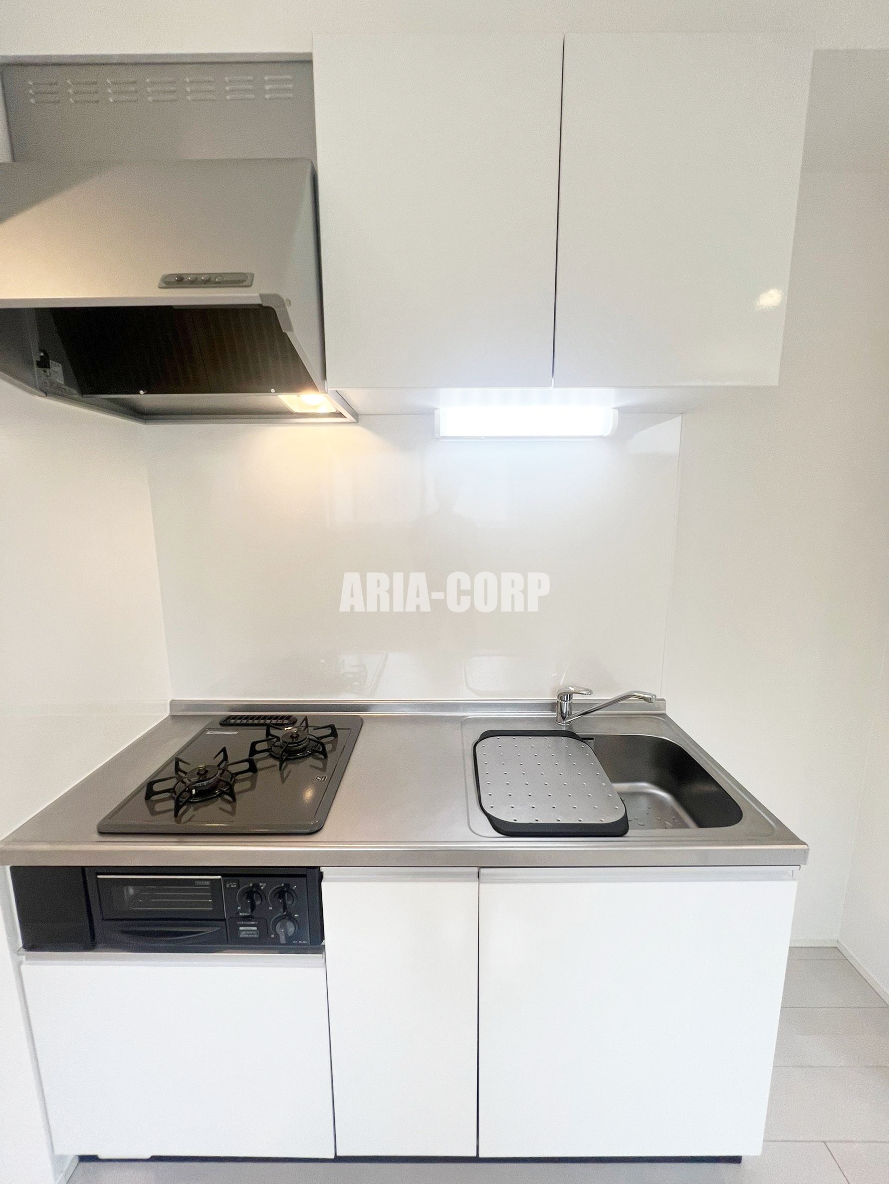 キッチン　２口コンロ、グリル付きのシステムキッチン完備！