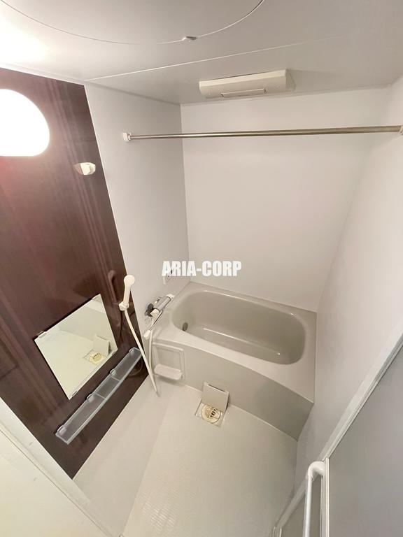 バス・シャワールーム　追焚き浴室乾燥付。カラーパネル採用でお洒落なバスルームです。