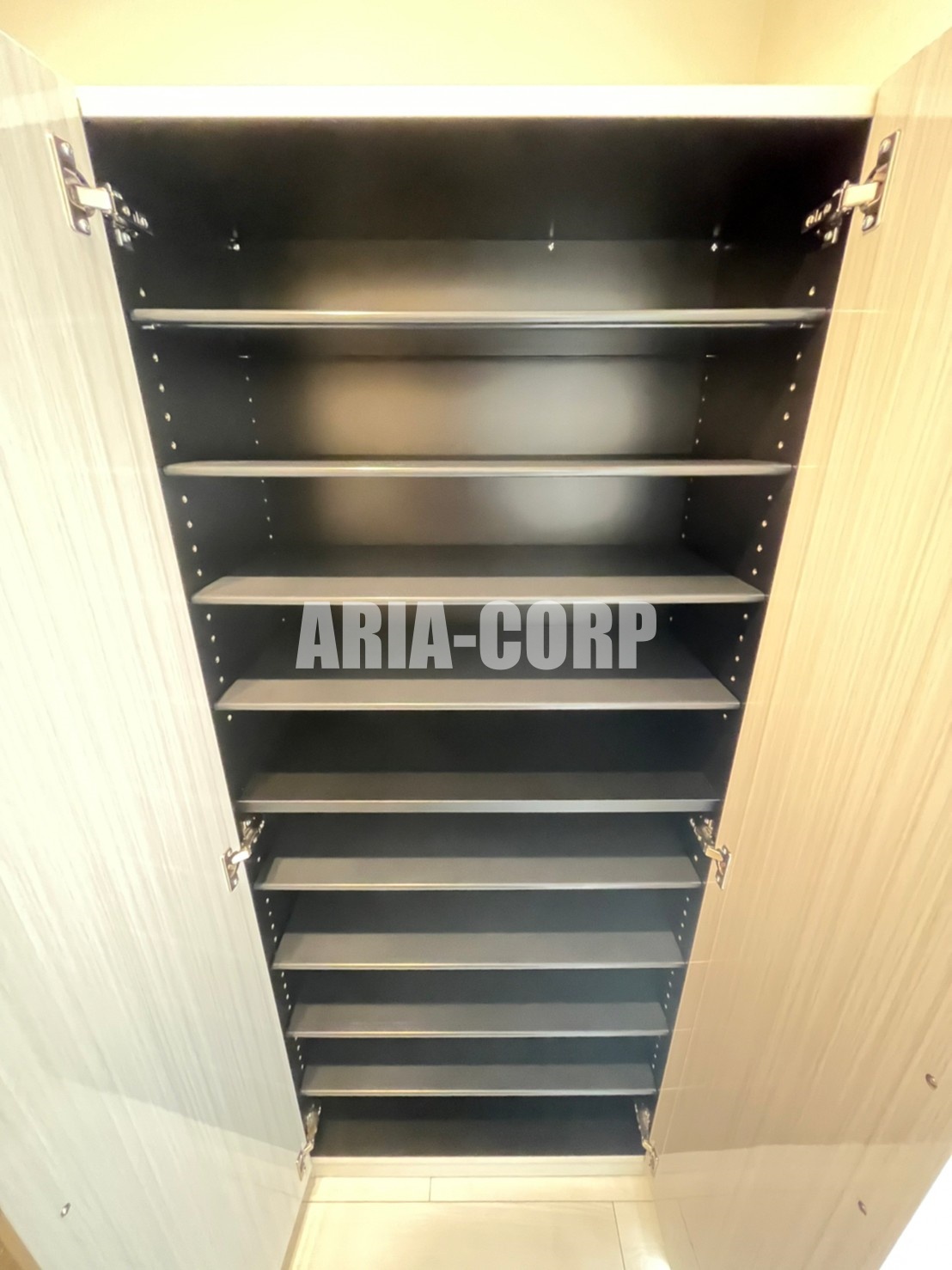 玄関　大型シューズBOX付き。嬉しい姿見も標準装備です♪