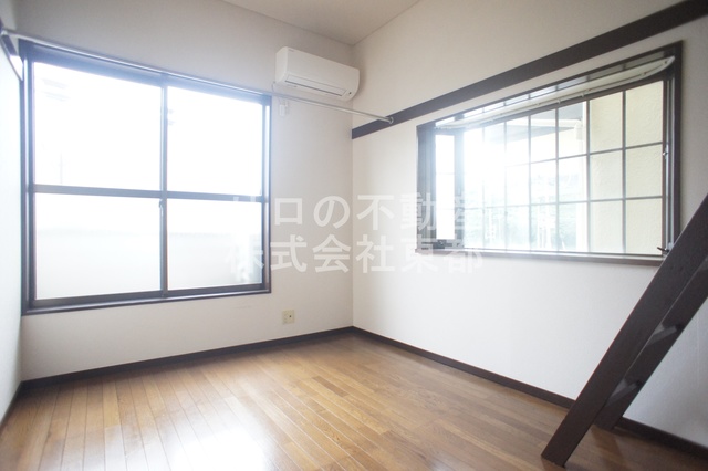 居室・リビング　２面採光なので、明るく風通しのよい過ごしやすいお部屋です♪