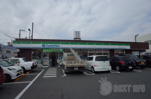 コンビニ　ファミリーマート（コンビニ）まで591m