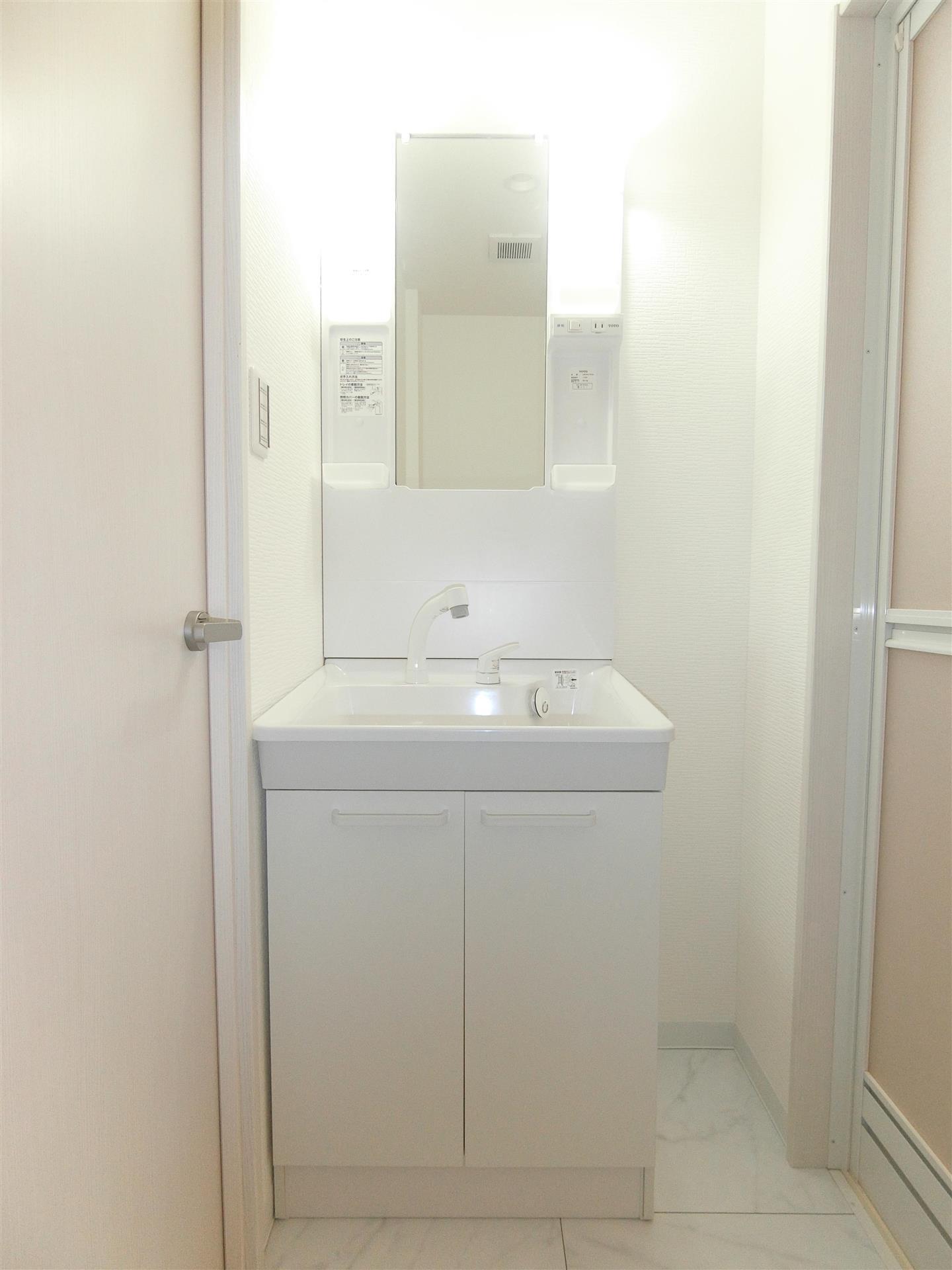 洗面設備　朝の準備にも便利な小物棚付きシャンプードレッサー！