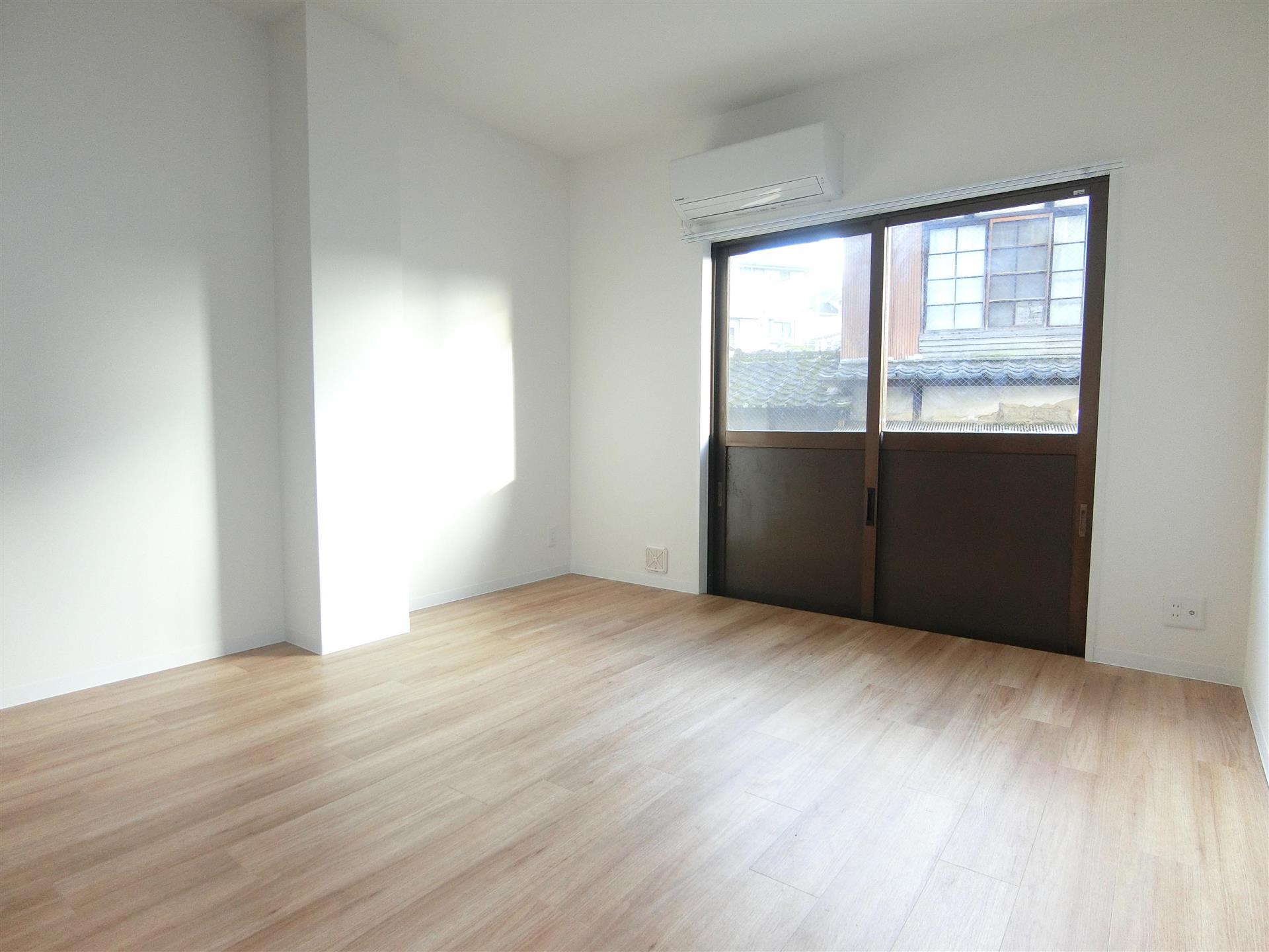 居室・リビング　エアコン付きの洋室7帖♪