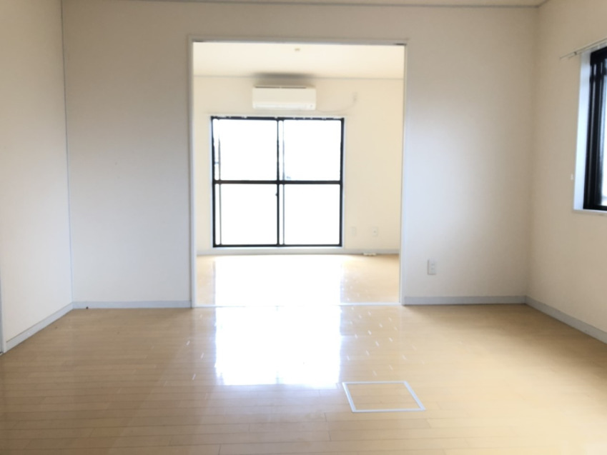 居室・リビング　落ち着いた色調の洋室です