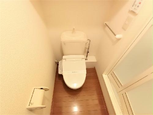 トイレ　トイレの壁には棚が設置されています。