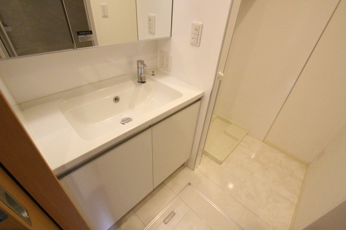 洗面設備　シャワー付き洗面化粧台