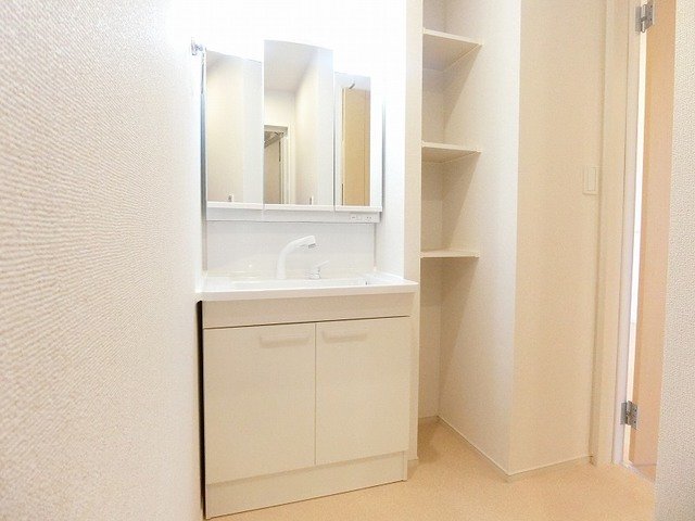 洗面設備　明るい洗面所です