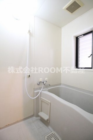 バス・シャワールーム　コンパクトで使いやすいお風呂です