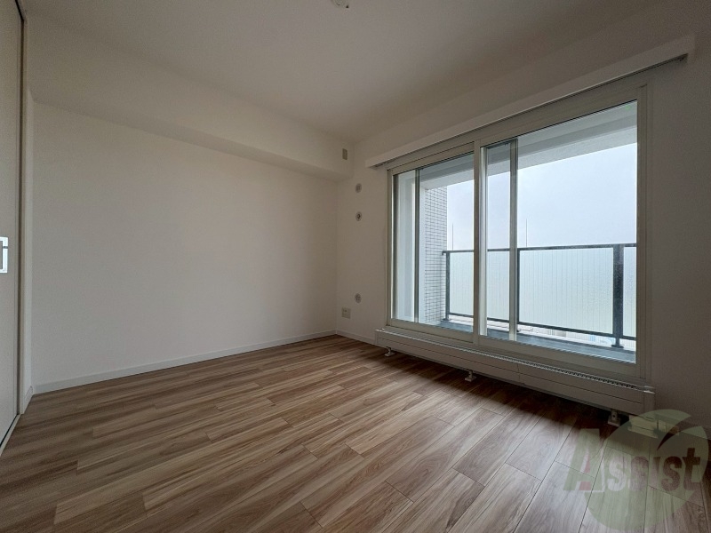 その他部屋・スペース　寝室はこちらです。光が差し込む、温かみのあるお部屋です。