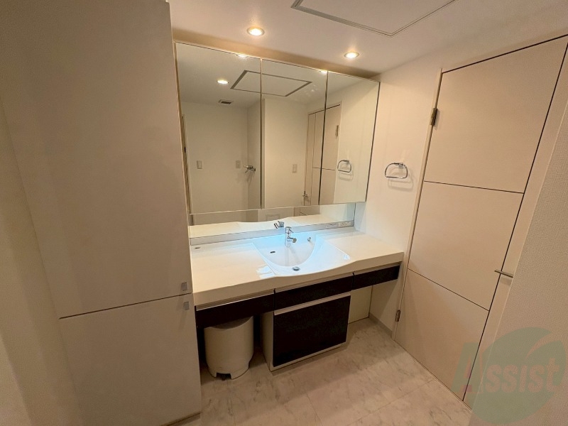 洗面設備　大きくて使いやすそうな独立洗面台になっています。