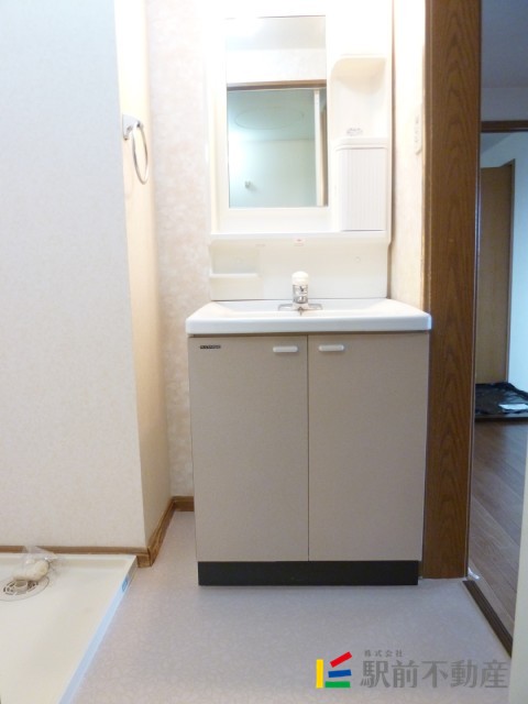 洗面設備　清潔な洗面化粧台