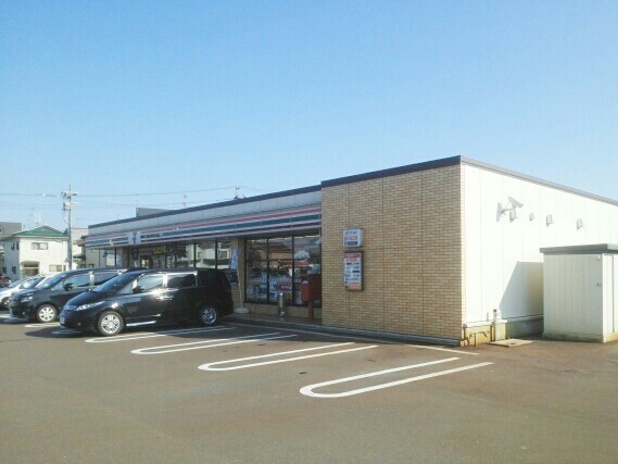 コンビニ　セブンイレブン見附上新田町店（コンビニ）まで740m