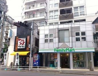 コンビニ　ファミリーマート南青山六丁目店（コンビニ）まで275m