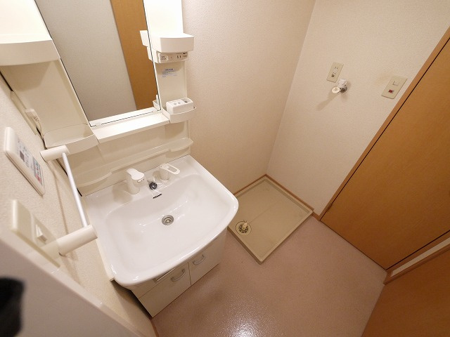 洗面設備　ゆったりとスペースのある洗面所