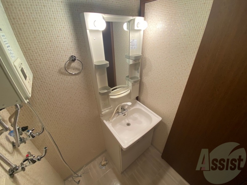 洗面設備　独立洗面台です。大きくてよいですね。シャンプーもできます。