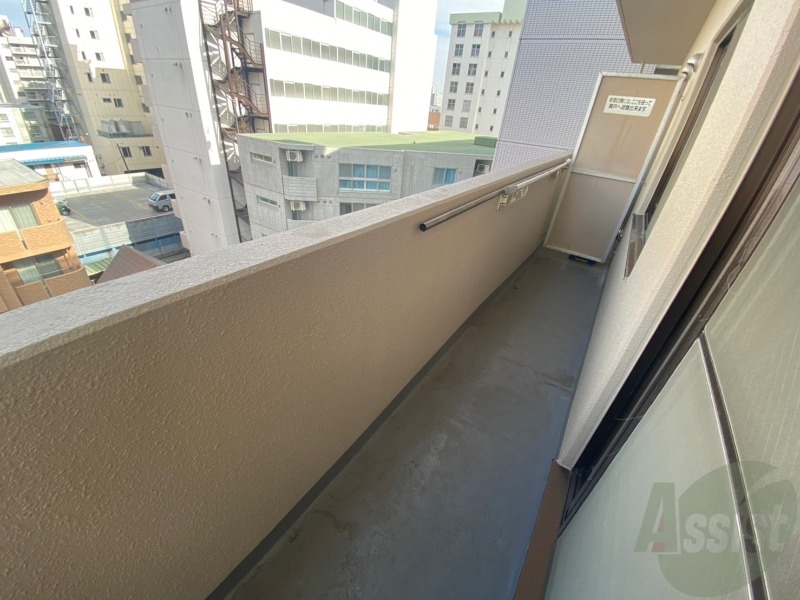 バルコニー　バルコニーは幅があり、広い印象を受けました。