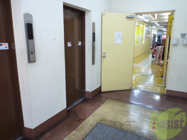 ロビー　まっすぐ入ればお店の中に入れます。