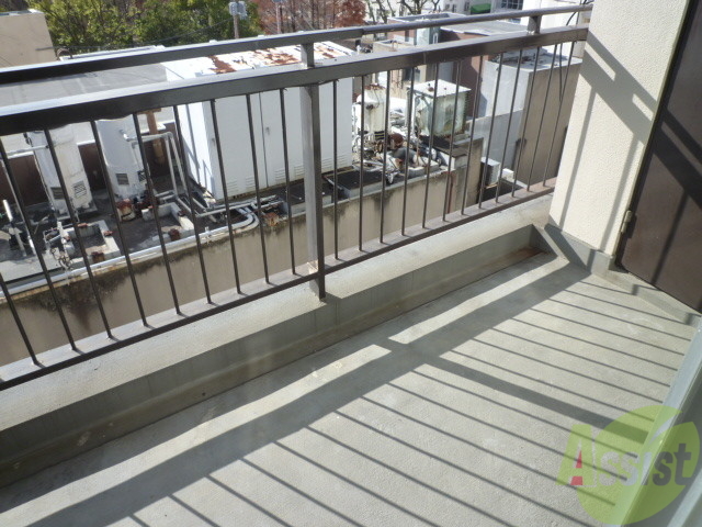 バルコニー　日当たり良好なバルコニーですね。