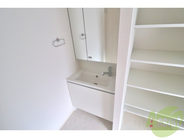 洗面設備　３面鏡付き独立洗面台！収納もたっぷり！