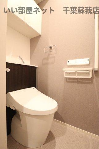 トイレ　落ち着いた色調のトイレです