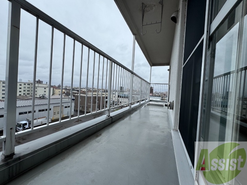 バルコニー　バルコニーは幅があり、広い印象を受けました。