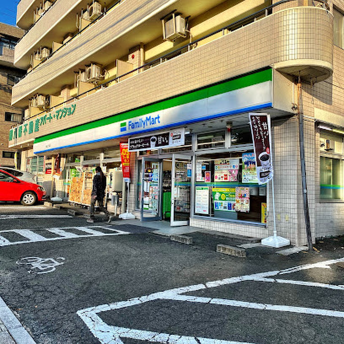 コンビニ　ファミリーマート 八幡三丁目店（コンビニ）まで650m