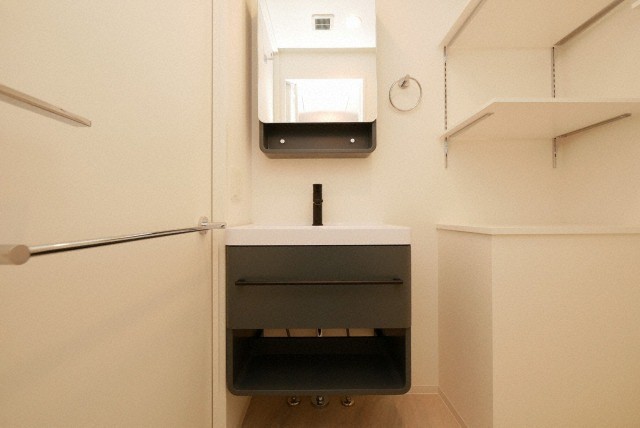 洗面設備　独立洗面台、朝の身支度には欠かせません