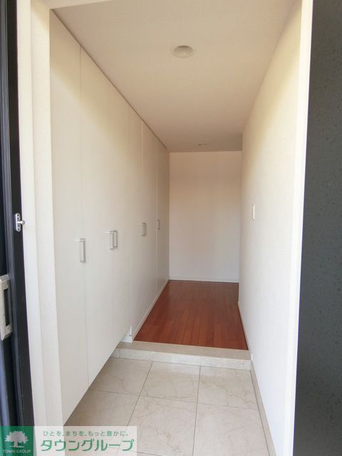 玄関　Jタイプ2019年3月撮影 同タイプ414号室の写真です。