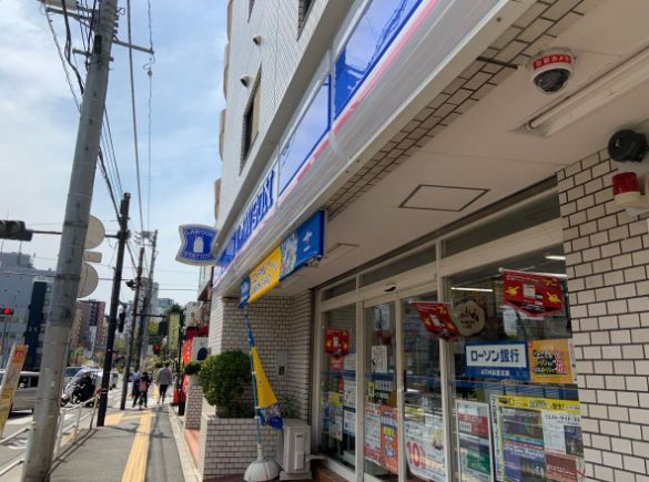 コンビニ　ローソン新宿若松町店（コンビニ）まで121m