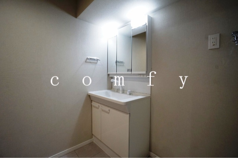 洗面設備　三面鏡タイプの洗面台