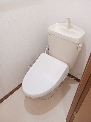 トイレ　落ち着いた色調のトイレです