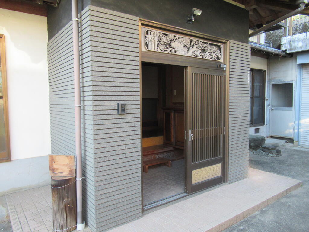 とさでん交通伊野線 朝倉駅前駅 徒歩16分 2階建 築37年の玄関写真