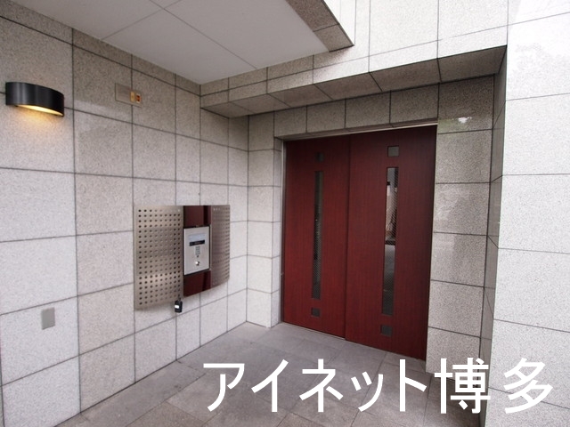 玄関　広くて清潔感のあるエントランスです