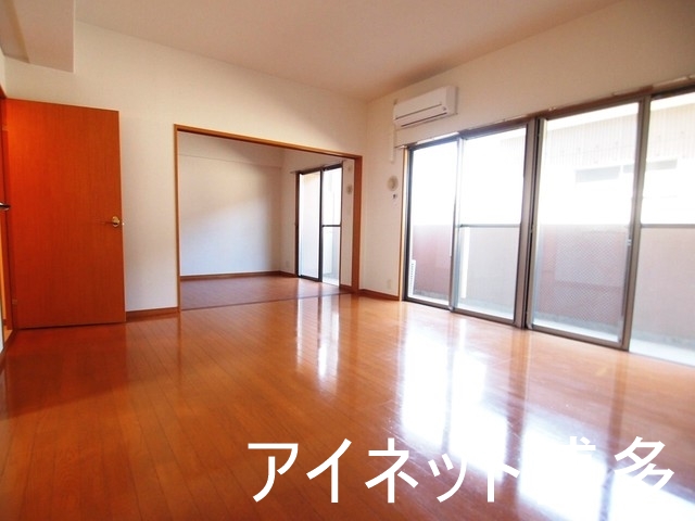 バルコニー　3部屋にわたって広がるバルコニー
