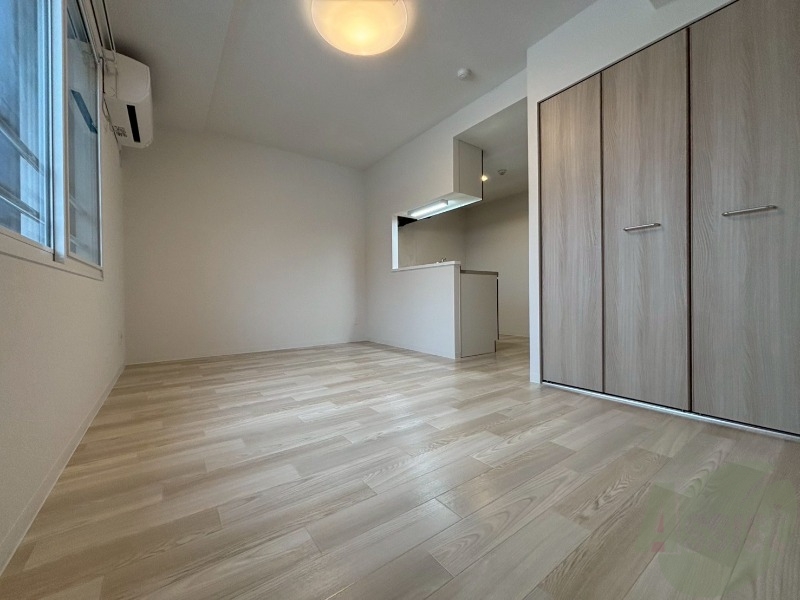居室・リビング　木目のフローリングは落ち着きのある印象のお部屋になりますね。