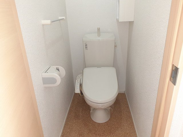 トイレ　落ち着いた色調のトイレです