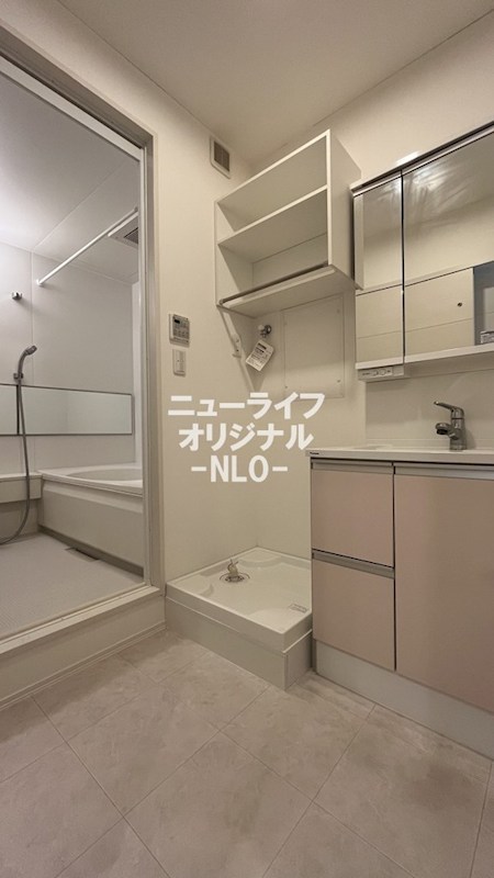 洗面設備　洗濯機置場もスペースが確保されており、使いやすい洗面室です