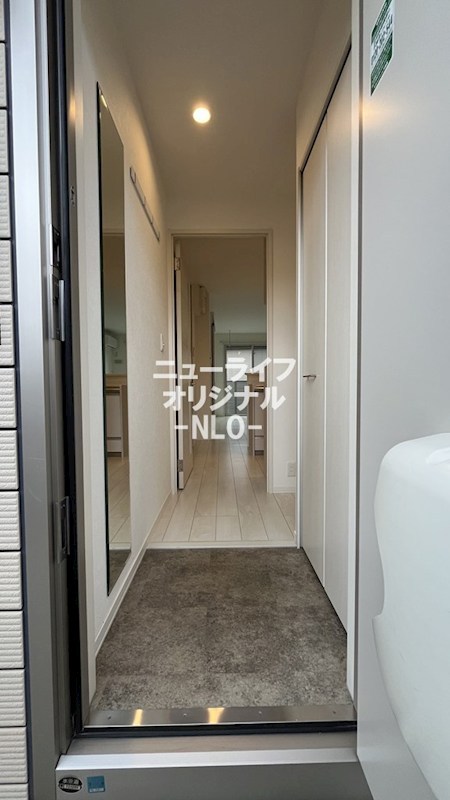 玄関　身だしなみチェックに便利な全身ミラー付きの玄関