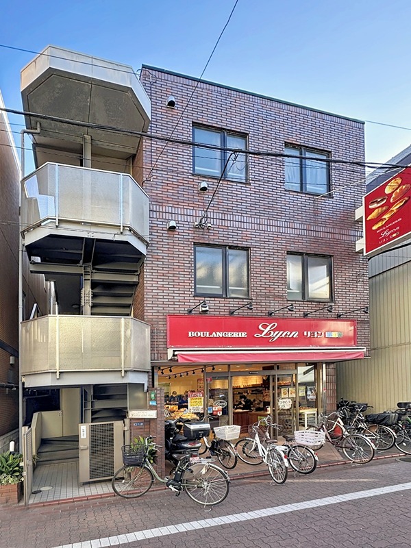 建物外観　商店街が目の前なので、お買い物が便利！