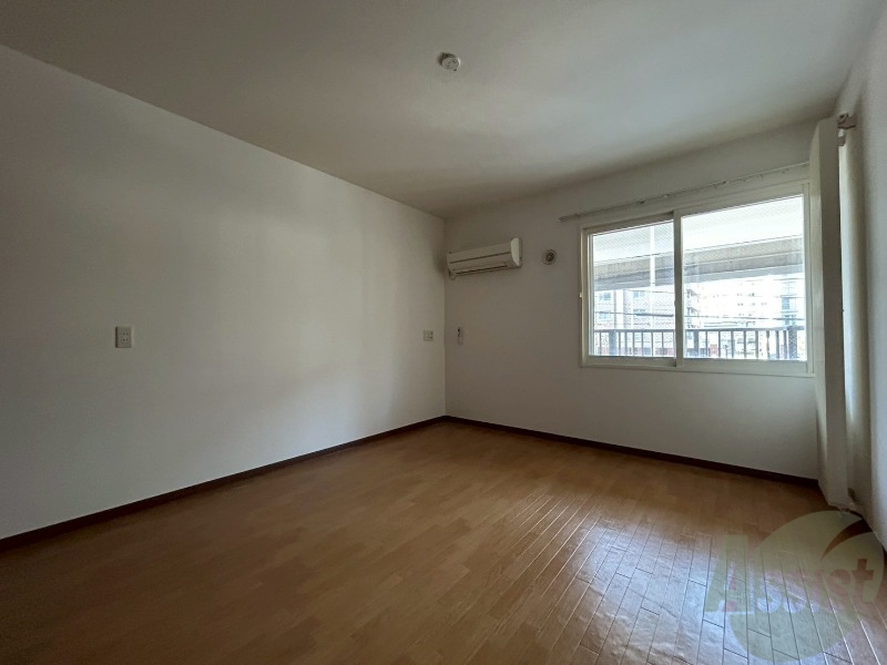 その他部屋・スペース　寝室はこちらです。光が差し込む、温かみのあるお部屋です。