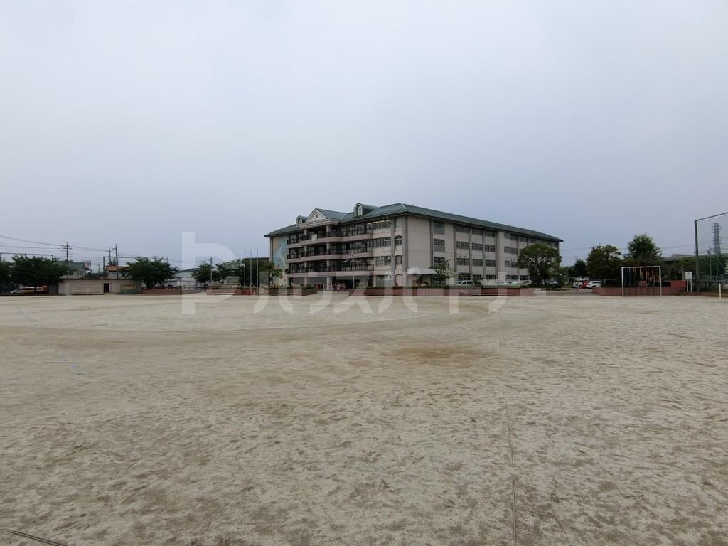 小学校　越谷市立出羽小学校（小学校）まで690m