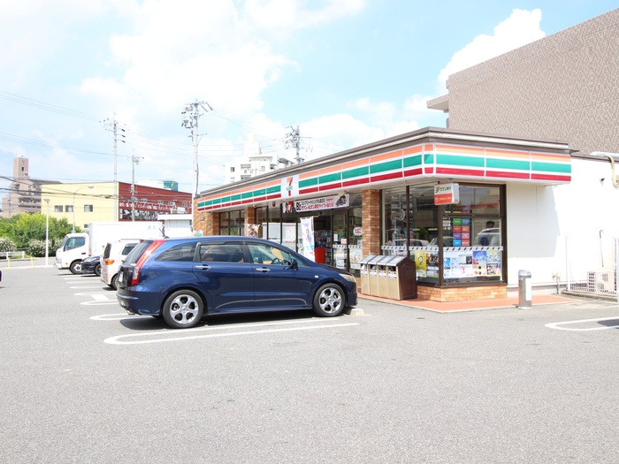 コンビニ　セブンイレブン（コンビニ）まで370m