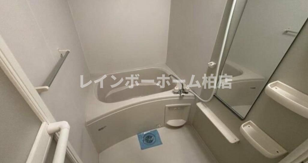 バス・シャワールーム　落ち着いた空間のお風呂です