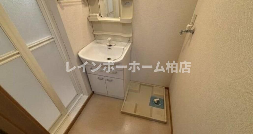 洗面設備　ゆったりとスペースのある洗面所