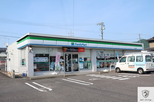 コンビニ　ファミリーマート（コンビニ）まで150m