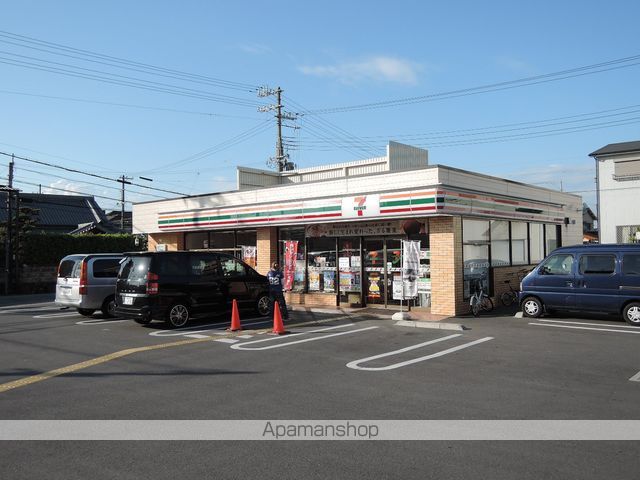 コンビニ　セブンイレブン（コンビニ）まで883m