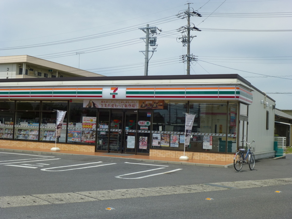 コンビニ　セブンイレブン津市一身田中野店（コンビニ）まで380m
