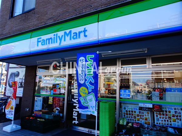 コンビニ　ファミリーマート 世田谷北沢四丁目店（コンビニ）まで682m