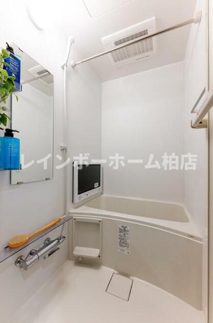 バス・シャワールーム　きれいなお風呂です ※同施工類似物件。現況優先になります。