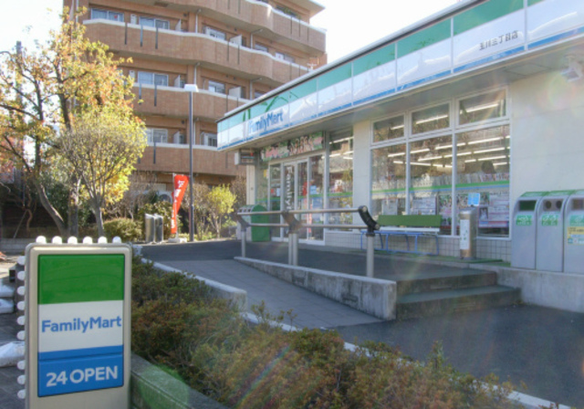 コンビニ　ファミリーマート玉川三丁目店（コンビニ）まで584m